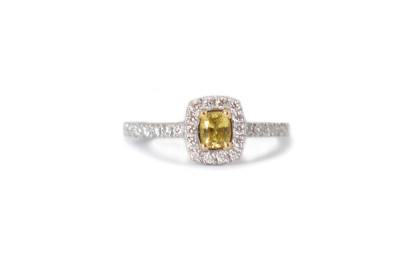 luxusní prsten se žlutým safírem a diamanty