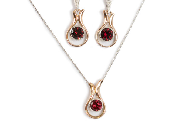 souprava-poinsettia-granaty-diamanty.jpg